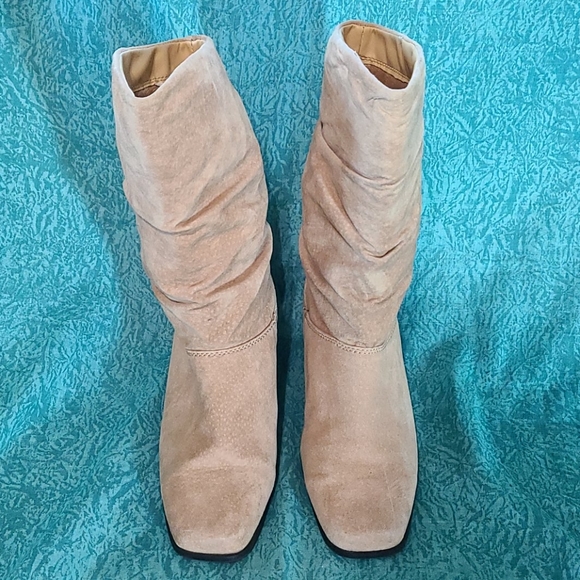 VTG Suede Khaki Boots - Picture 2 of 16
